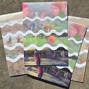 Op de afbeelding: Een wandkalender voor 2027 getiteld Twelve (more) Tales of Temperature & Tide, met illustraties van mensen die in koud water zwemmen, badkleding en mutsen dragen, met golvende witte randen en de tekst Honey Farmer's 12th consecutive calendar.