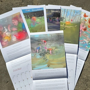 Op de afbeelding: Een verzameling wandkalenderpagina's met kleurrijke illustraties van mensen die in buitenwater zwemmen, met tekstkoppen voor de maanden december, januari, juni en februari, en beschrijvende alinea's onder elk kunstwerk.