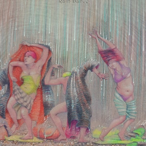 Op de afbeelding: Een textielprint getiteld Rain Dance met drie figuren in beweging te midden van verticale regenstrepen. De figuren dragen kleurrijke kleding, waaronder een geel topje, een gestreepte omslagdoek en een paars topje, met gelaagde patronen.