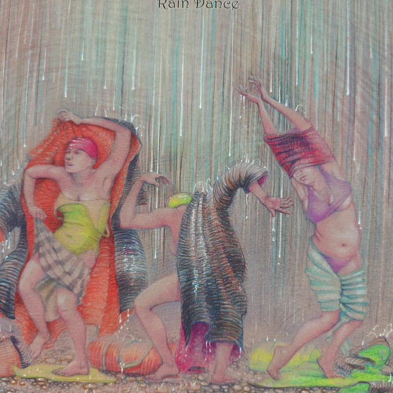 Op de afbeelding: Een textielprint getiteld Rain Dance met drie figuren in beweging te midden van verticale regenstrepen. De figuren dragen kleurrijke kleding, waaronder een geel topje, een gestreepte omslagdoek en een paars topje, met gelaagde patronen.