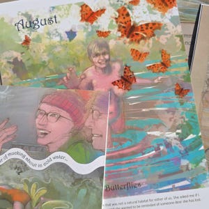 Op de afbeelding: Een bedrukte pagina met het woord August, een illustratie van een persoon in het water omringd door oranje vlinders, en een tweede overlappende afbeelding met twee personen en de tekst, of mucking about in cold water, en Butterflies.