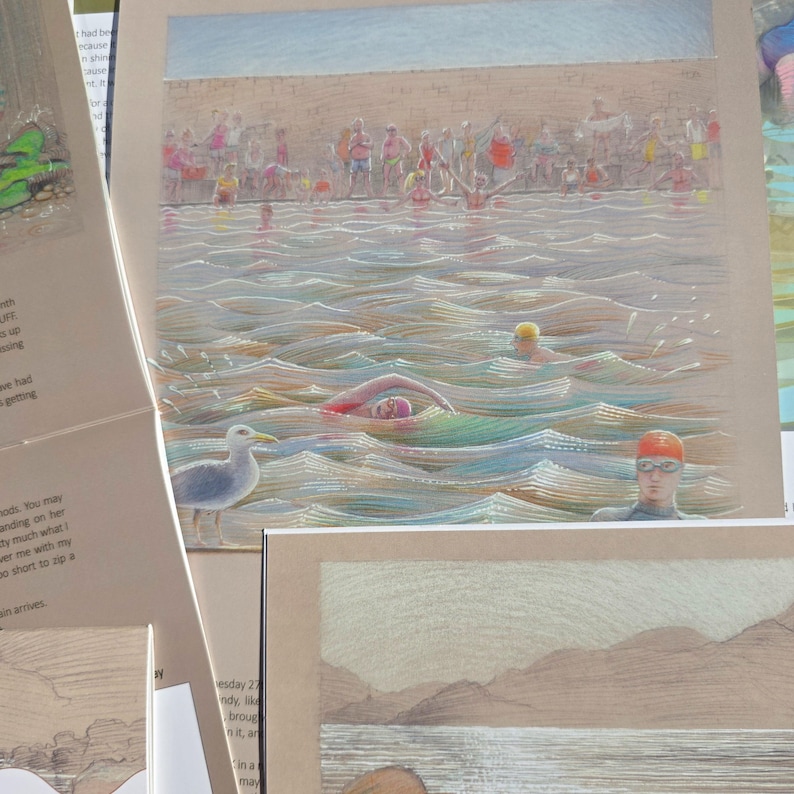 Op de afbeelding: Een kleurpotloodillustratie op beige papier met een zeezwemsc&egrave;ne met meerdere zwemmers in het water, een meeuw aan de linkerkant en een menigte mensen op een stenen muur op de achtergrond. Het water heeft rimpelingen in blauwe, groene en bruine tinten.