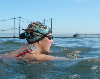 Langhaar Badehut - "Sea Dragons" - Nancy Farmer Badehut / Swim Cap. Orange & Türkis auf verschiedenem Hintergrund. Schwimmen im offenen Wasser.