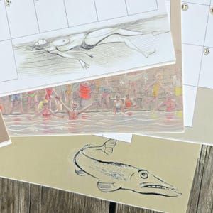 Op de afbeelding: Een kalenderpagina met een potloodschets van een persoon die in het water drijft, een gekleurde illustratie van mensen die zwemmen en ontspannen bij een zwembad, en een tekening van een vis op een beige achtergrond. Het rooster toont de cijfers 17 en 25.