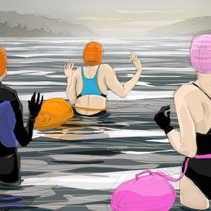 Op de afbeelding: Illustratie van drie mensen in badpakken en badmutsen in het water. Eén persoon draagt een zwart wetsuit met blauwe accenten, een ander een blauw badpak en de derde een zwart badpak met een roze riem. Een oranje drijver en een roze tas zijn ook zichtbaar.