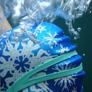 Nancy Farmer swimming hat &quot;Swimflakes&quot; on high quality silicone - snowflake synchronized swimmers on a swim cap