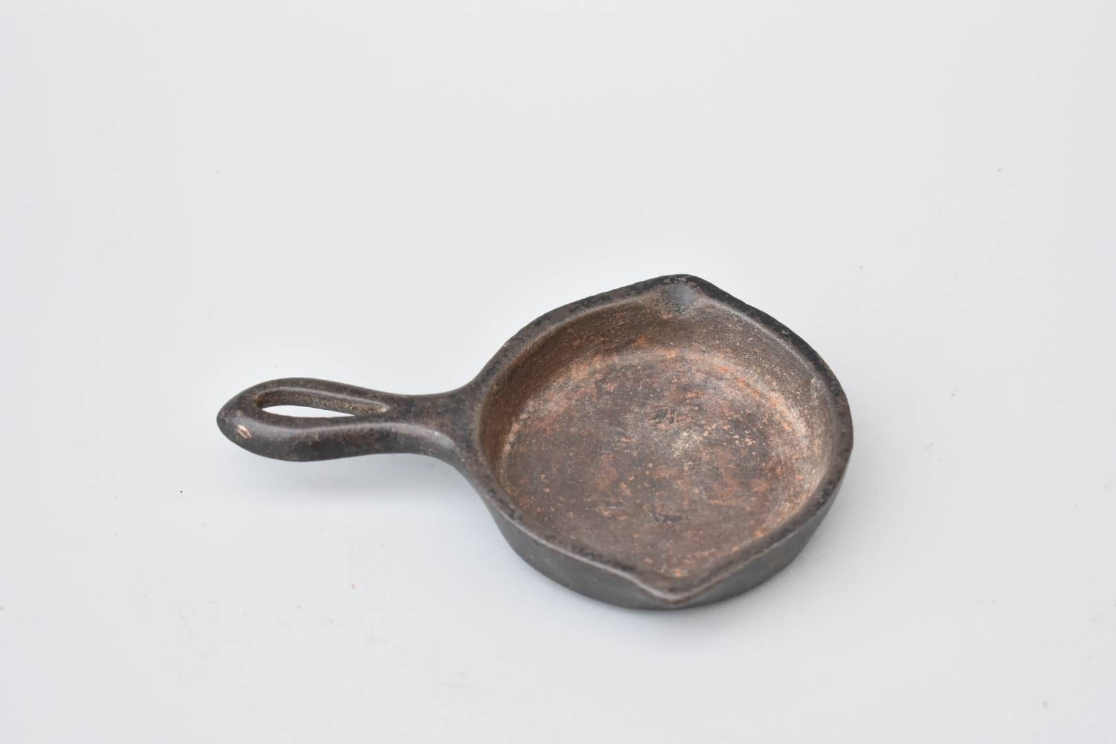 Small Cast Iron Pan – Moth