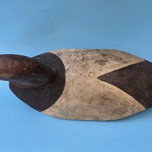 K&ouml;nnte beinhalten: Ein Vintage-Entenk&ouml;der mit braunem Kopf und einem K&ouml;rper, der in Grau-, Schwarz- und Wei&szlig;t&ouml;nen bemalt ist. Der K&ouml;der hat ein verwittertes Aussehen, was darauf hindeutet, dass es sich um ein antikes oder gut genutztes Objekt handelt. Ein amerikanischer Klassiker.