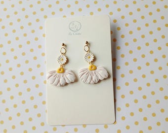 Handgemaakte oorbellen in de vorm van een madeliefje