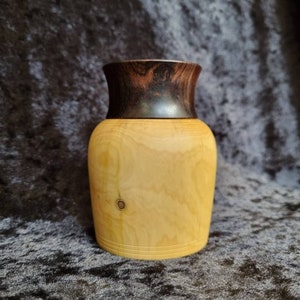 Lidded container with a threaded lid