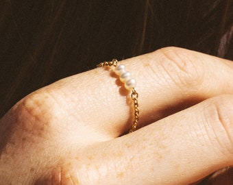 Freshwater pearl ring -  White freshwater pearls ring - Gold pearl ring - Delicate chain pearl ring