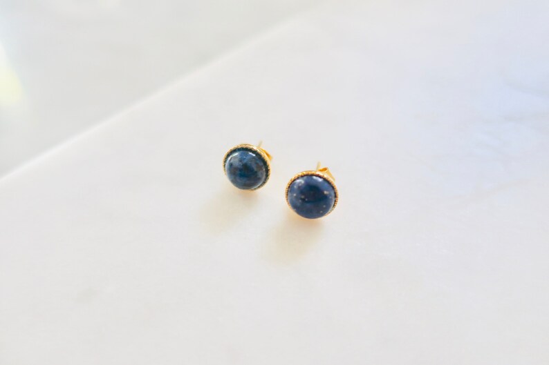 Boucles doreilles Cabochon 14k or Boucles doreilles Jade Stud 8mm Gemstone Studs Boucles doreilles faites à la main Boucles doreilles minimalistes Cadeau pour elle Lapis lazuli