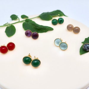 Boucles doreilles Cabochon 14k or Boucles doreilles Jade Stud 8mm Gemstone Studs Boucles doreilles faites à la main Boucles doreilles minimalistes Cadeau pour elle image 1