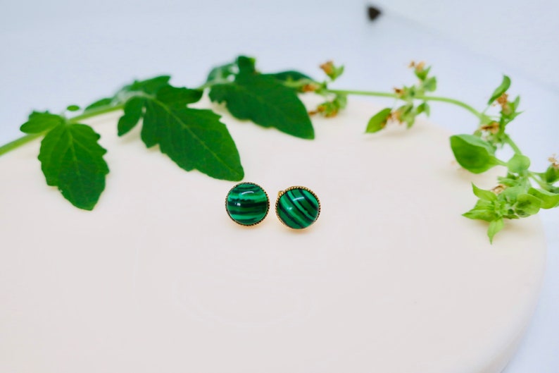 Boucles doreilles Cabochon 14k or Boucles doreilles Jade Stud 8mm Gemstone Studs Boucles doreilles faites à la main Boucles doreilles minimalistes Cadeau pour elle Malachite