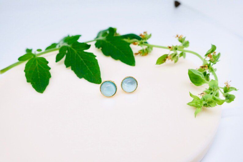 Boucles doreilles Cabochon 14k or Boucles doreilles Jade Stud 8mm Gemstone Studs Boucles doreilles faites à la main Boucles doreilles minimalistes Cadeau pour elle Blue Aquamarine