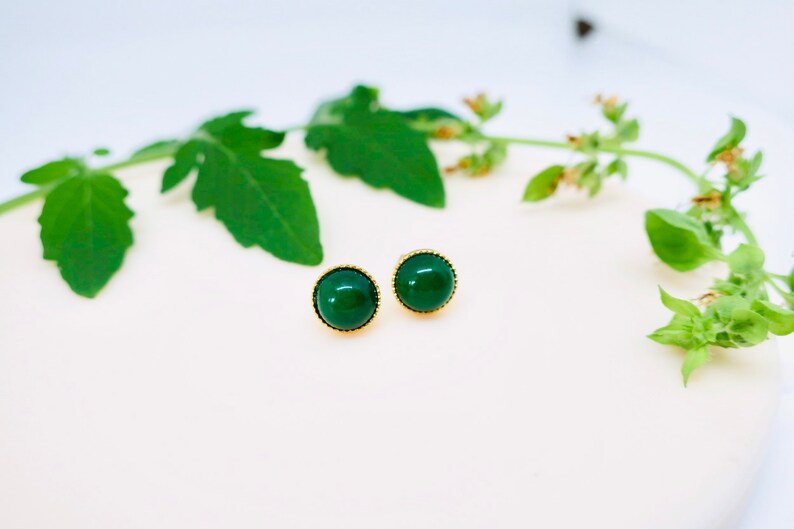 Boucles doreilles Cabochon 14k or Boucles doreilles Jade Stud 8mm Gemstone Studs Boucles doreilles faites à la main Boucles doreilles minimalistes Cadeau pour elle Jade