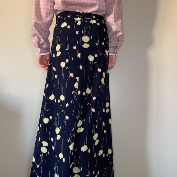 Vtg Maxi Skirt 90s dark floral print lightweight … - image 5