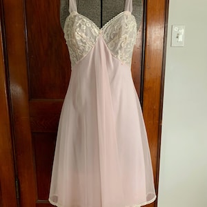 Vtg 60s 70s Vanity Fair Blush Slip with Lace Bust and Hem, mini length