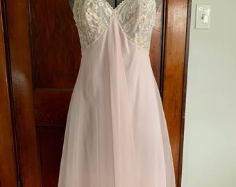 Vtg 60s 70s Vanity Fair Blush Slip with Lace Bust and Hem, mini length