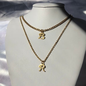 Collar con letras con dijes