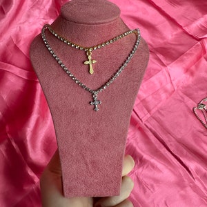 Cross pendant necklace