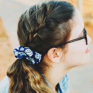 Sportybella Volleyball Scrunchie – Samt-Haargummi Ohne Falten, Perfekt Als Geschenk Für Volleyball-Fans