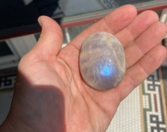 High Quality Sunstone Moonstone Palm Stone with Blue and Orange Flash