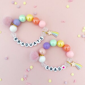 Pulsera con dije de graduación para niños, regalo para graduados de preescolar y jardín de infantes.