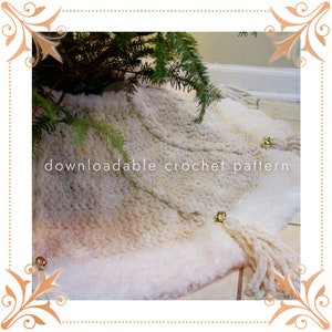 Puede incluir: Una falda de árbol de crochet de color crema con un borde de piel blanca y borlas doradas. El texto "patrón de crochet descargable" es visible en la imagen.