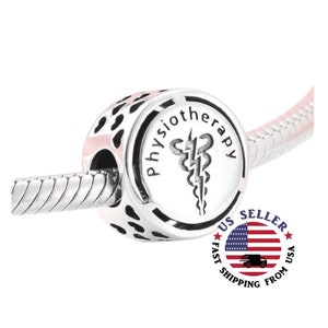 Könnte beinhalten: Silberner Charm-Anhänger mit einem runden Design, das die Worte "Physiotherapie" und ein Caduceus-Symbol zeigt. Der Anhänger ist an einer silbernen Kette befestigt.