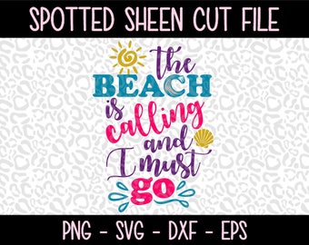 Peut inclure: Un design numérique coloré avec le texte "The BEACH is calling and I must go" dans différentes polices et couleurs, avec des illustrations sur le thème de la plage. Le fond présente un motif léopard blanc.