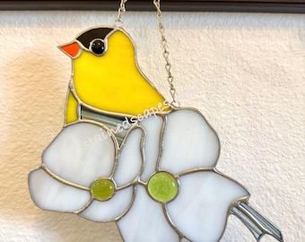 Pinzón con flores de cornejo atrapasoles