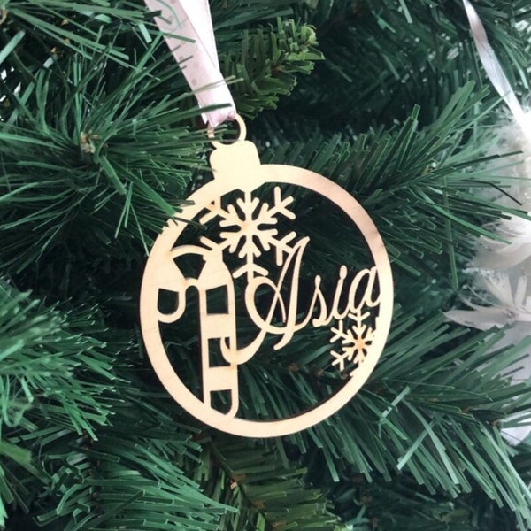 Boules de Noël personnalisées personnalisées, pendentifs de Noël en ornements en bois, noms découpés au laser, étiquettes cadeaux de Noël avec nom, décoration de Noël