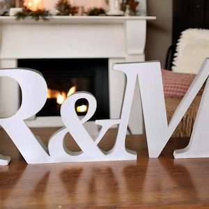 Letras de madera decoradas, iniciales de madera personalizadas, letras del alfabeto de pie, letras pintadas, decoración de cumpleaños