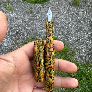 Modèle caméléon bosselé de 13 mm. Matériau acrylique graine de moutarde. Plume noire n° 6