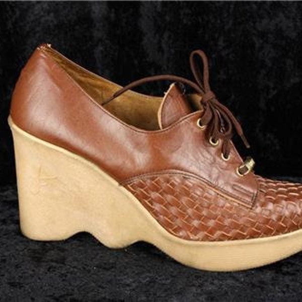 Hard to Find * 1970s Famolare Hi Ups * Wave Platform Shoes * Round Toe, Basket Weave *   Lace Up * Made in Italy