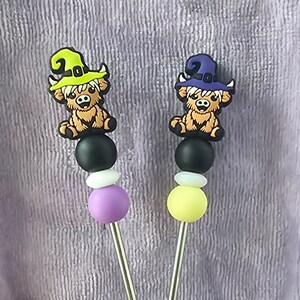 紫と黄色の魔女の牛の裁縫棒