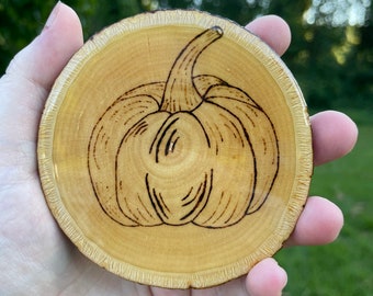 Sous-verre de citrouille brûlé au bois, décor d’automne, sous-verre en bois, sous-verre d’automne, tranche de bois Live Edge, cadeau écologique, pyrographie faite à la main, rustique