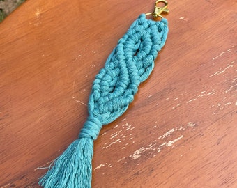 Porte-clé bohème en macramé bleu, coton recyclé doux, cadeau fait main pour elle, porte-clé hibou, accessoire bohème, respectueux de l'environnement, plusieurs options de couleurs