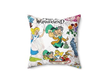 Pode incluir: Almofada quadrada com uma ilustração colorida de personagens de Alice no País das Maravilhas. O design inclui Alice, o Chapeleiro Maluco e o Coelho Branco, com as palavras "Alice in Wonderland" no topo.