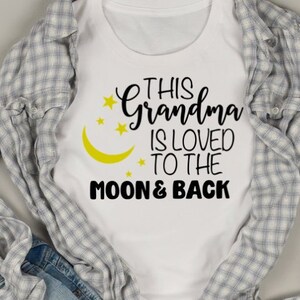 Diese Oma ist bis zum Mond und Schnitt zurück Svg-Datei für das T-shirt Oma Leben, neue Oma T-shirt Svg-Datei neue Oma Svg beste Oma geliebt.