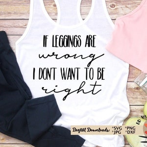 以下が含まれることがあります： 黒い筆記体で「If leggings are wrong I don't want to be right」と書かれた白いタンクトップ。タンクトップは、黒いレギンス、ピンクのタンクトップ、透明な水筒、白いスニーカーと一緒に木製の表面に置かれています。