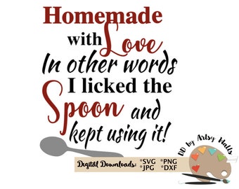 Könnte beinhalten: Ein weißer Hintergrund mit schwarzem Text, der "Homemade with Love In other words I licked the Spoon and kept using it!" lautet. Der Text ist in einer kursiven Schriftart. In der linken unteren Ecke des Bildes befindet sich ein grauer Löffel. Der Text "Digital Downloads: SVG PNG JPG DXF" befindet sich in der linken unteren Ecke des Bildes. Der Text "DD by Artsy Walls" befindet sich in der rechten unteren Ecke des Bildes. Es gibt eine Farbpalette mit roten, orangen, gelben, grünen, blauen und violetten Farbfeldern. Auf der Palette befinden sich ein Pinsel und ein Spachtel.