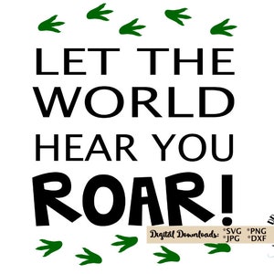 Pode incluir: Deixe o mundo ouvir você rugir! Pegadas de dinossauro verdes cercam o texto. O texto é preto em um fundo branco.