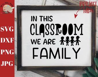 In dit klaslokaal zijn we familie SVG, school klas teken SVG, leraar teken SVG DXF, klas deur decal SVG, School Welkom SVG bestand knippen