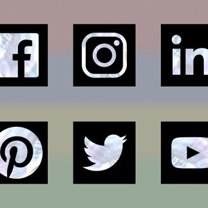 Op de afbeelding: Zes sociale media-iconen in zwarte vierkanten met witte logo's op een regenboogachtergrond. De logo's zijn Facebook, Instagram, LinkedIn, Pinterest, Twitter en YouTube.