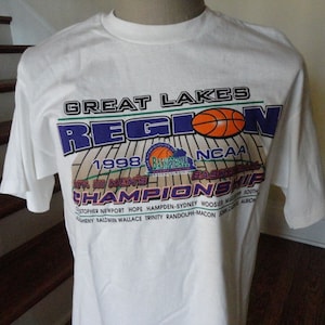 T-shirt Vtg NWT bianca 1998 NCAA Great Lakes Campionato di basket maschile USA L