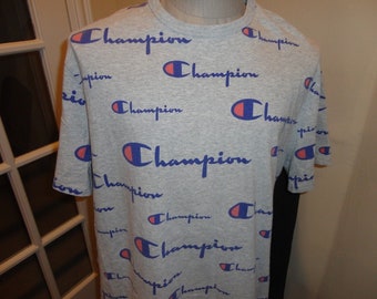 Vtg 90's Gray Champion Blue Bar All Over Print Spellout T-shirt en coton Adult XL