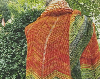 Hand-knitted scarf with zigzag pattern, gradient color
