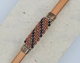 Short leather bracelet Regaliz, strung with beads
